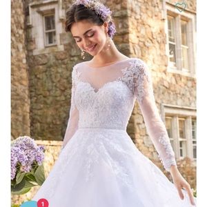 Wedding dress. never been worn.